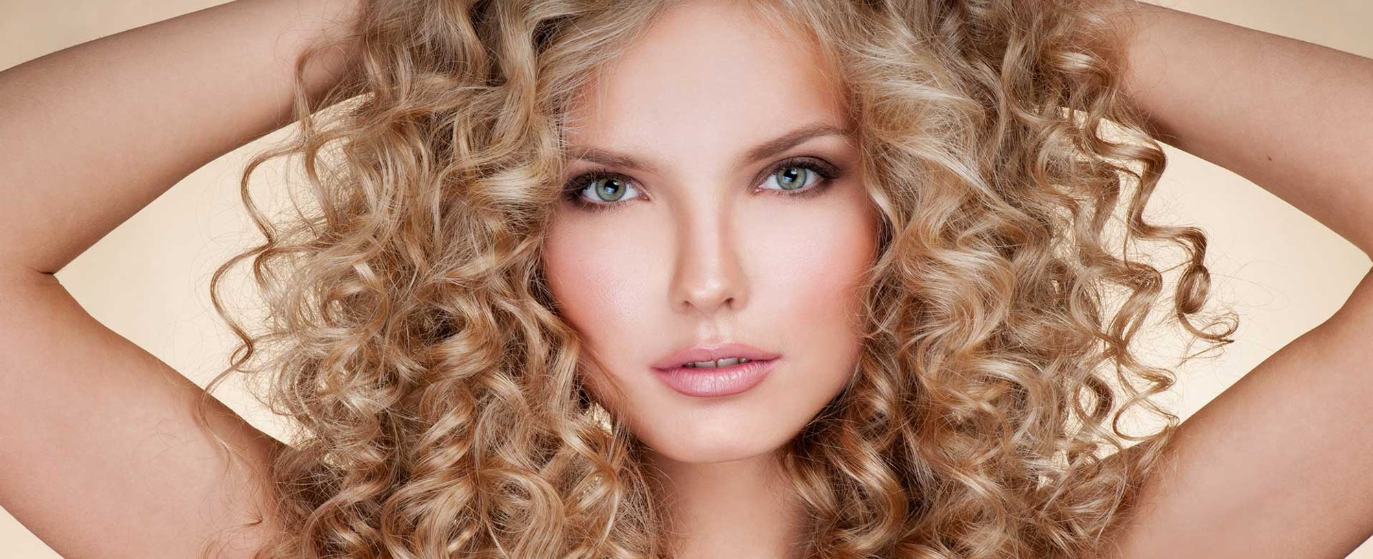 Modelo Loira Cacheada Com Cabelo Volumoso