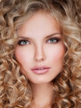 Modelo Loira Cacheada Com Cabelo Volumoso