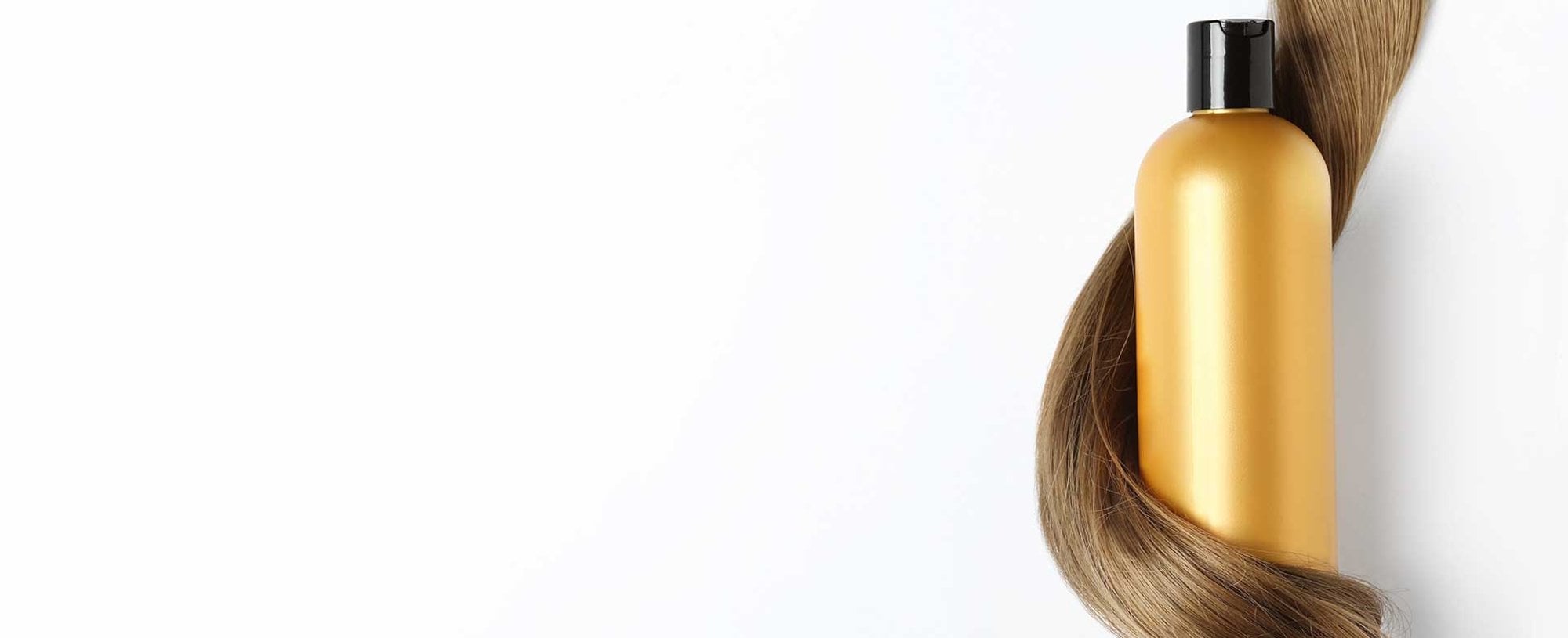 Cabelo castanho longo envolto em um produto para cabelo