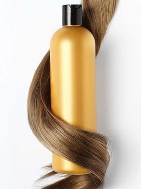 Cabelo castanho longo envolto em um produto para cabelo