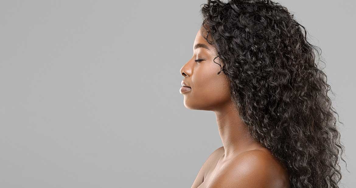 Modelo Negra Com Cabelo Preto Cacheado