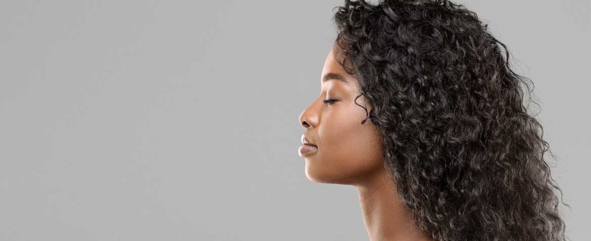 Modelo Negra Com Cabelo Preto Cacheado