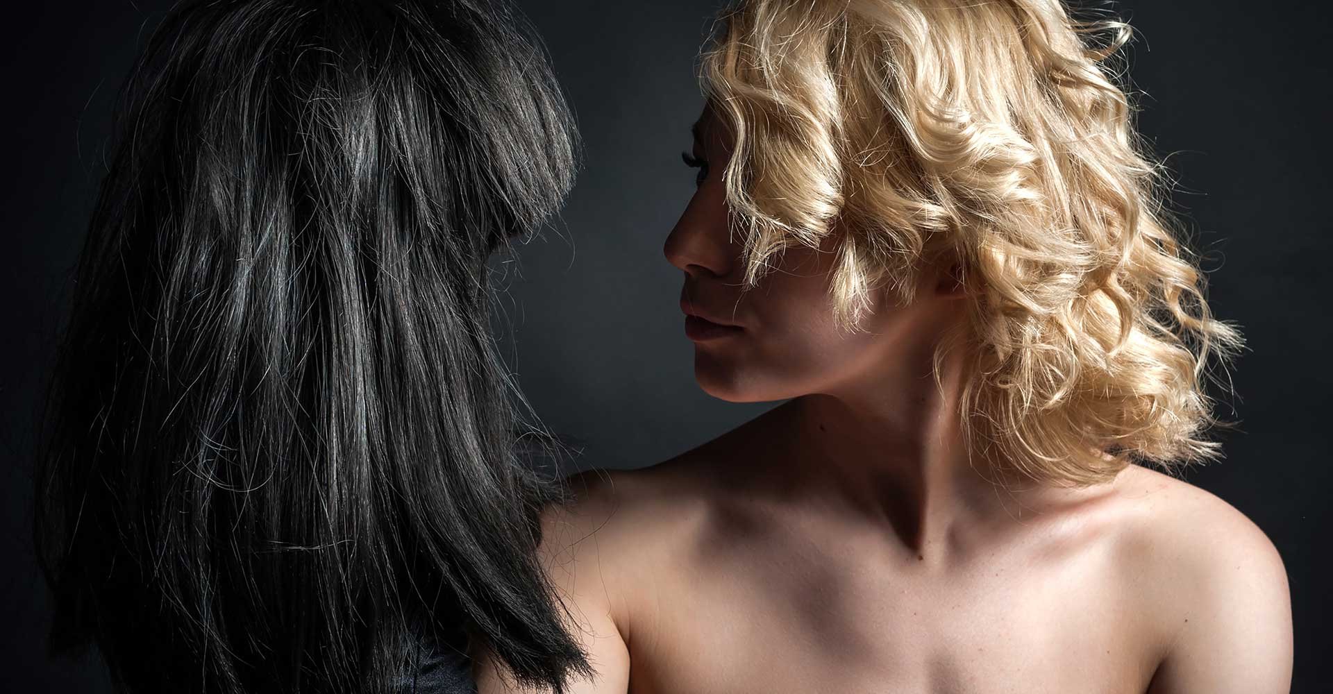 Mulher Loira Encarando Uma Peruca Preta