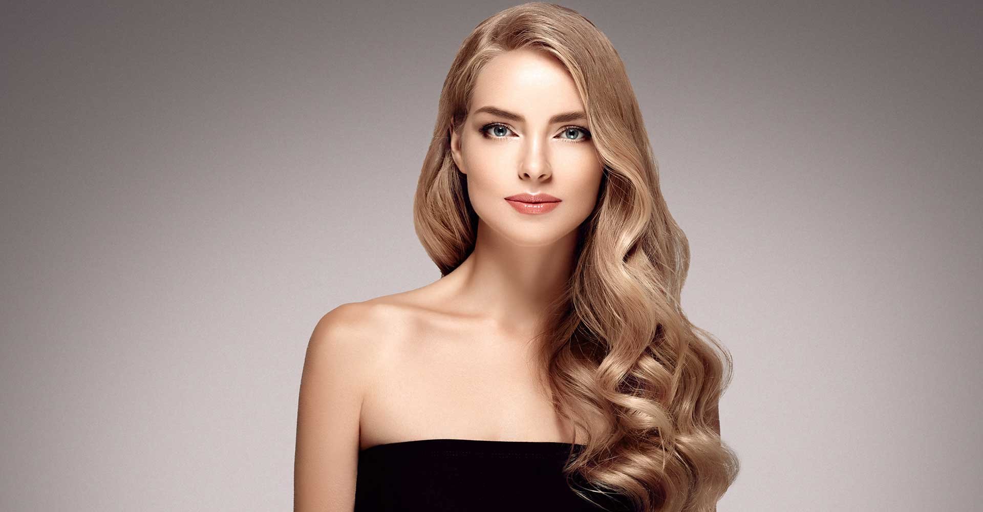 Modelo Com Cabelo Loiro Pro Lado Esquerdo Levemente Ondulado