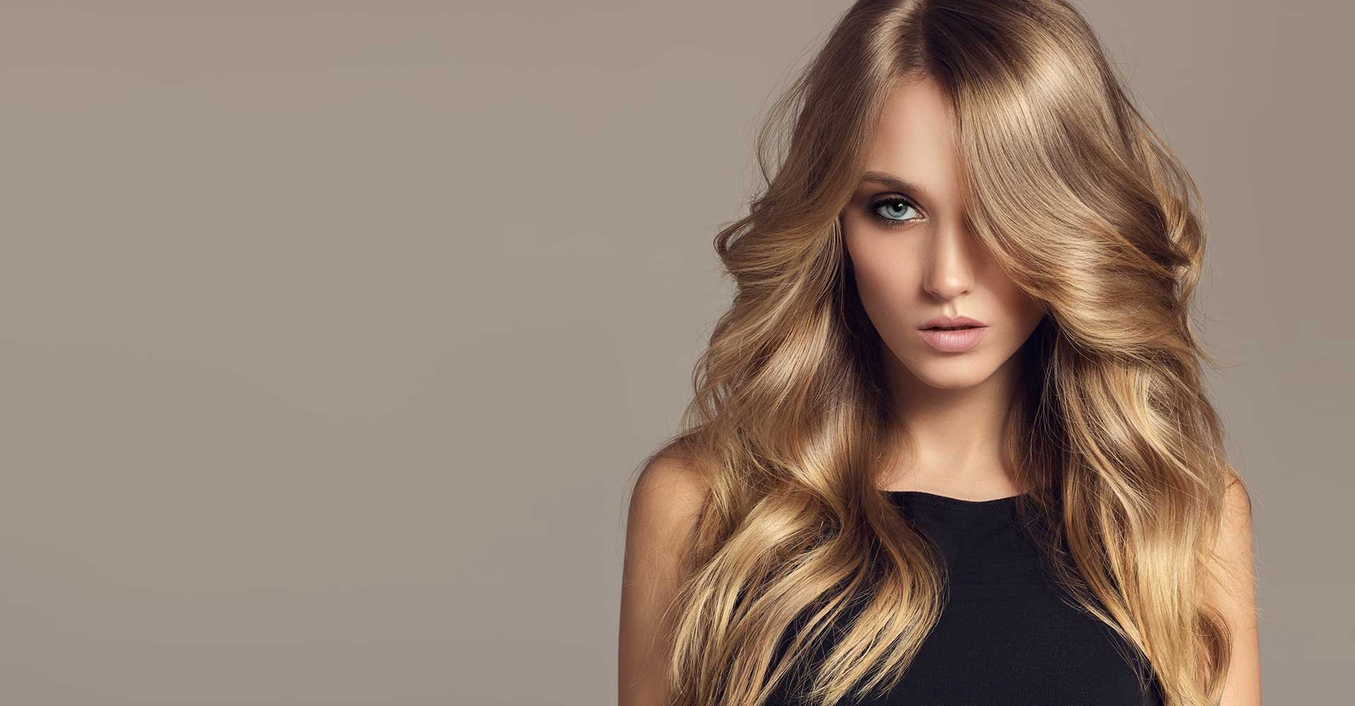 Modelo Loira Com Cabelo Longo Ondulado