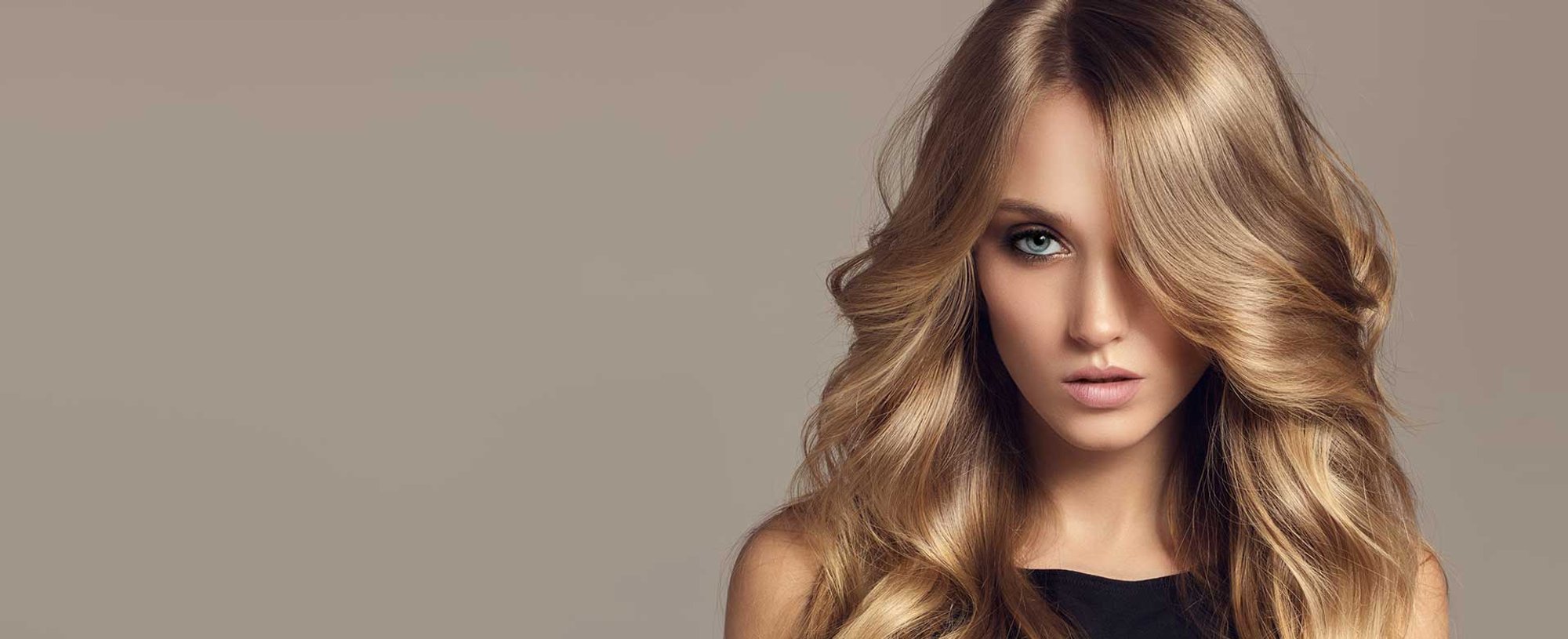 Modelo Loira Com Cabelo Longo Ondulado