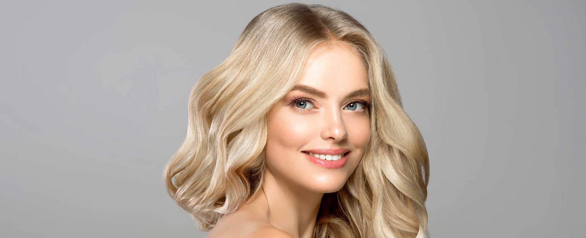 Modelo Com Cabelo Loiro Claro Ondulado Levemente