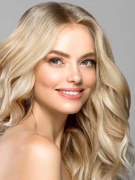 Modelo Com Cabelo Loiro Claro Ondulado Levemente