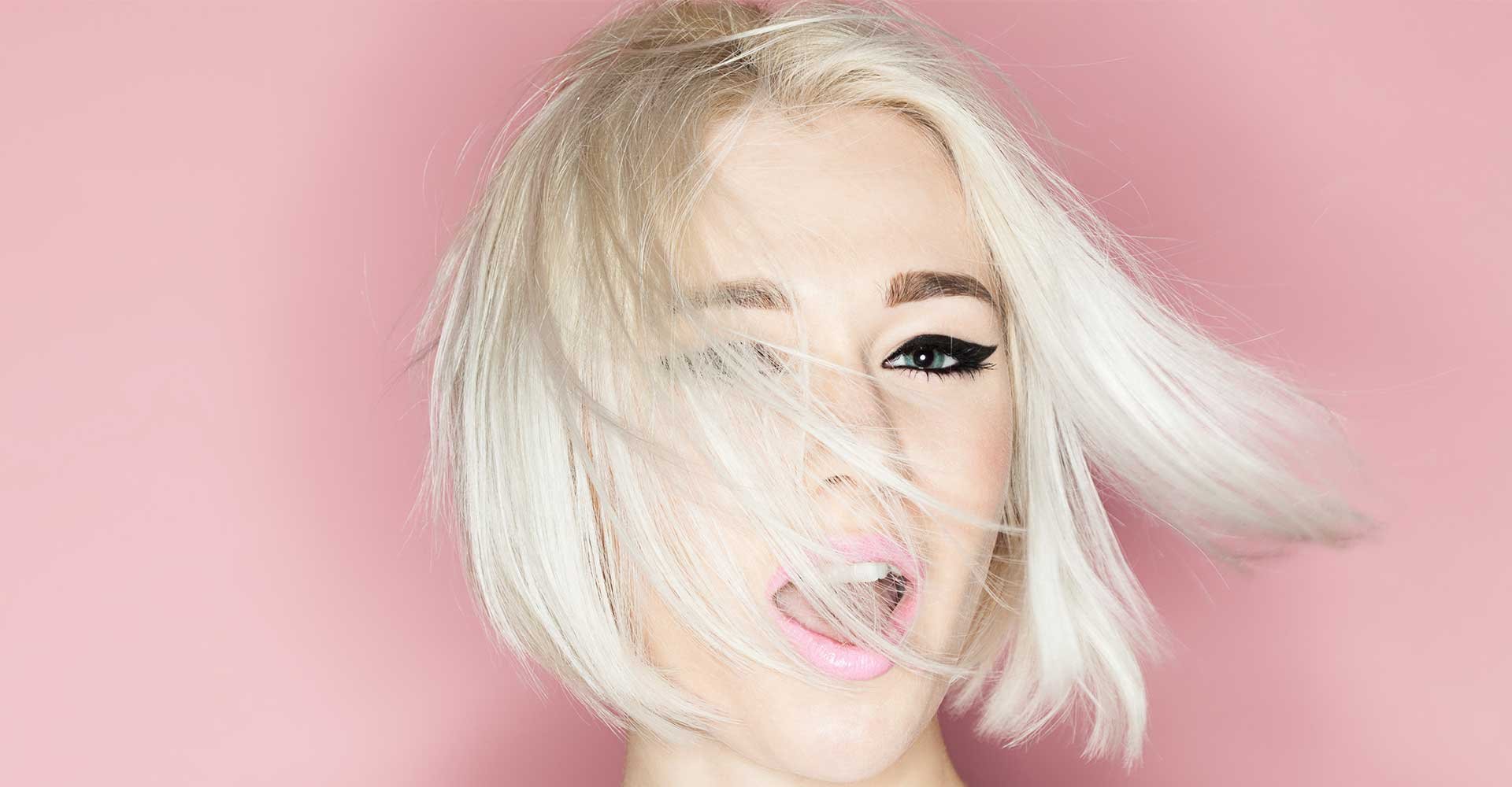 Modelo Com Cabelo Branco Curto