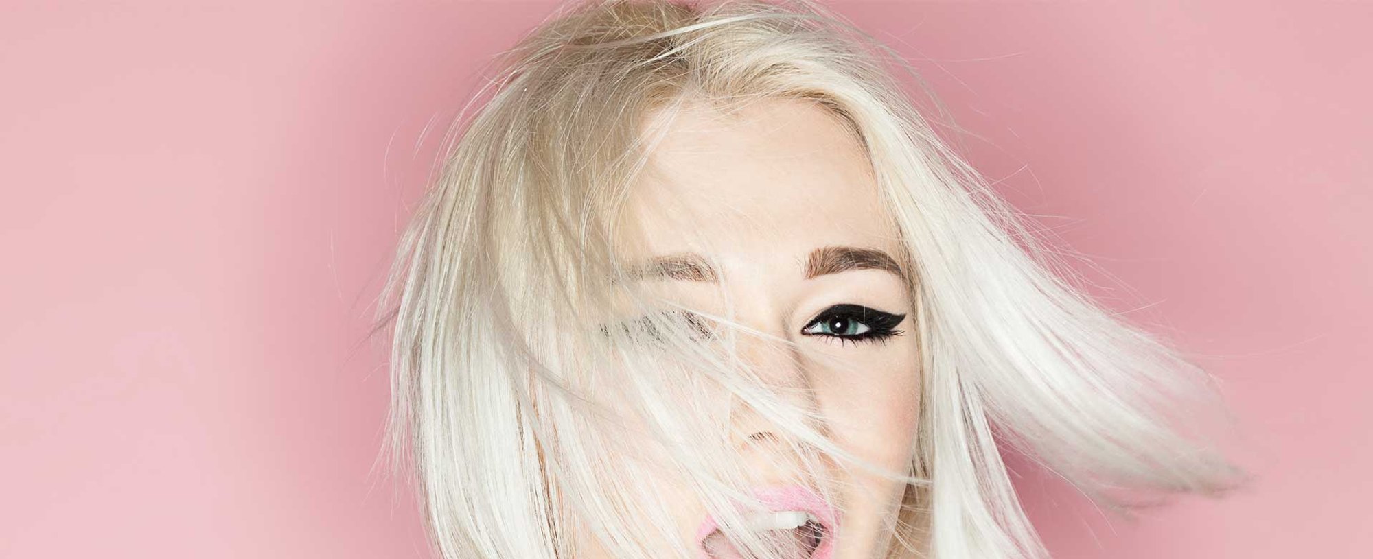 Modelo Com Cabelo Branco Curto