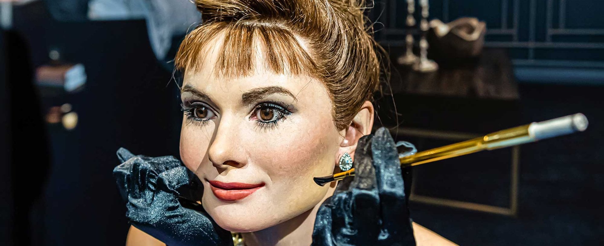 Mulher com maquiagem pesada