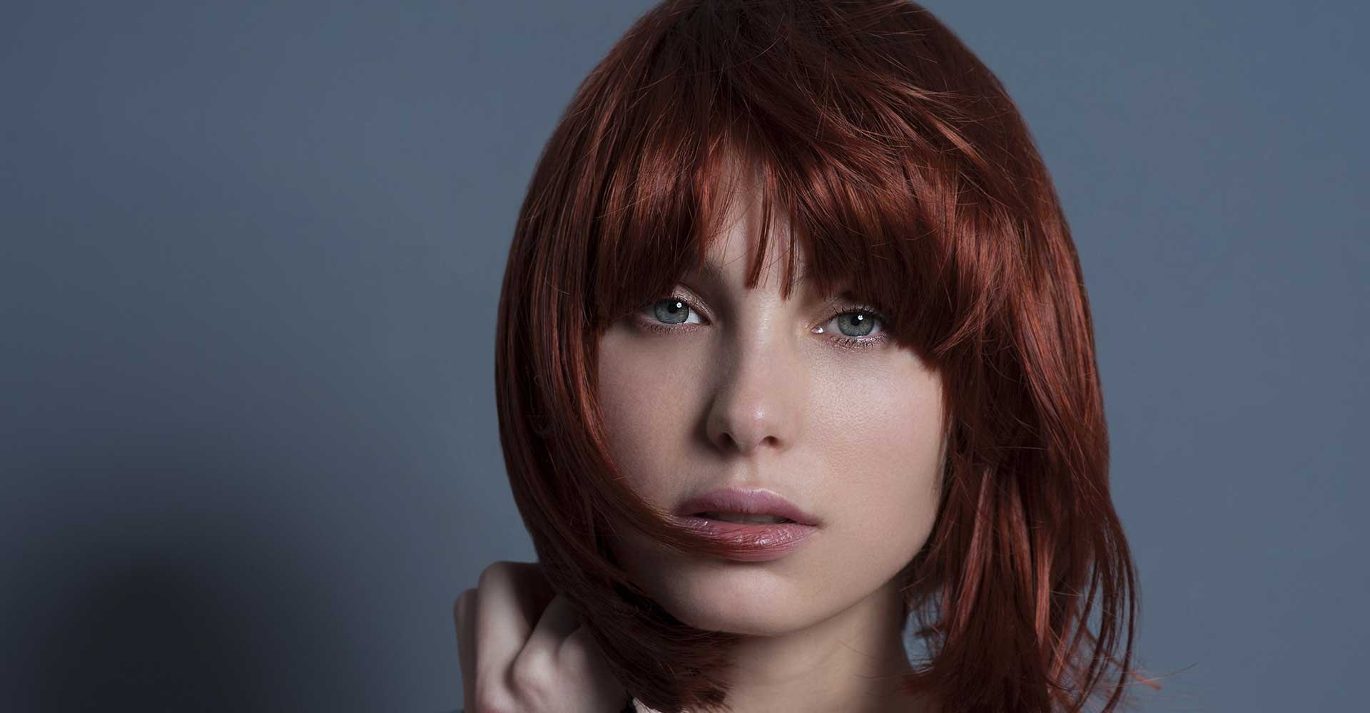 Modelo com cabelo vermelho curto com franja