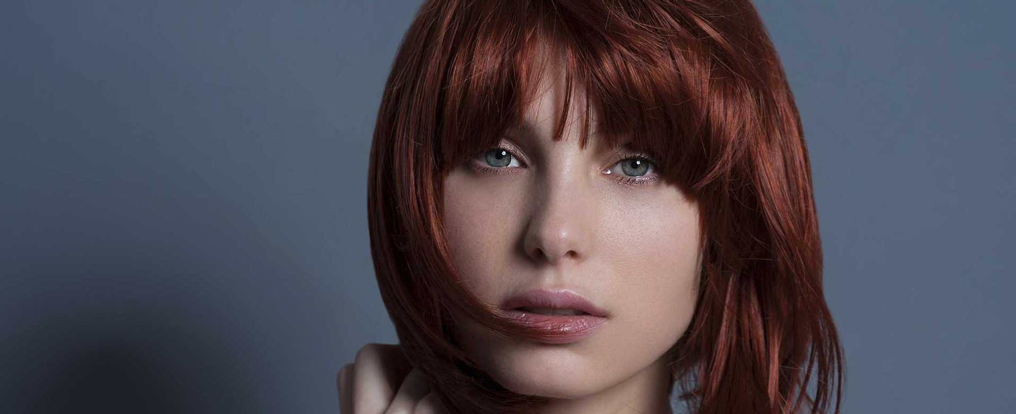 Modelo com cabelo vermelho curto com franja