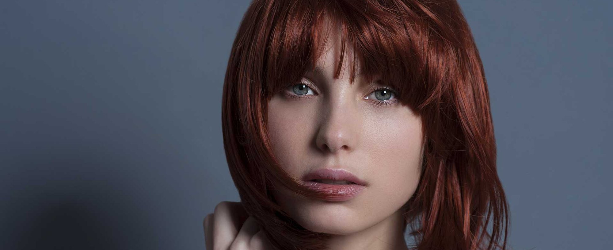 Modelo com cabelo vermelho curto com franja