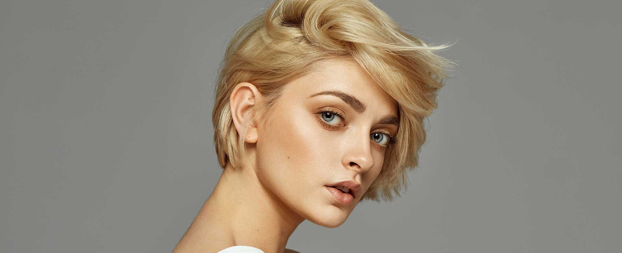 Mulher com cabelo loiro claro curto