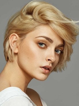 Mulher com cabelo loiro claro curto