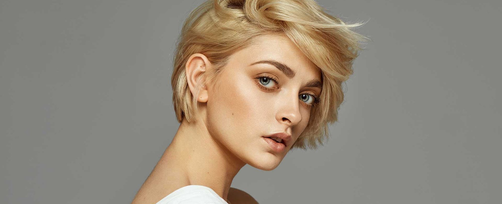 Mulher com cabelo loiro claro curto