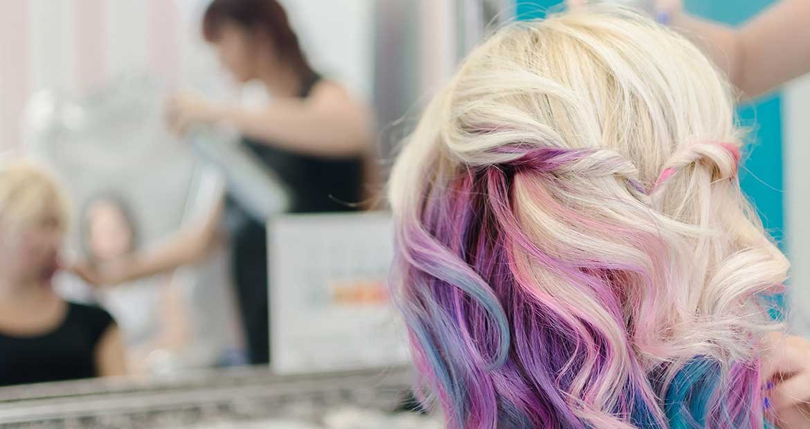 Modelo com cabelo colorido