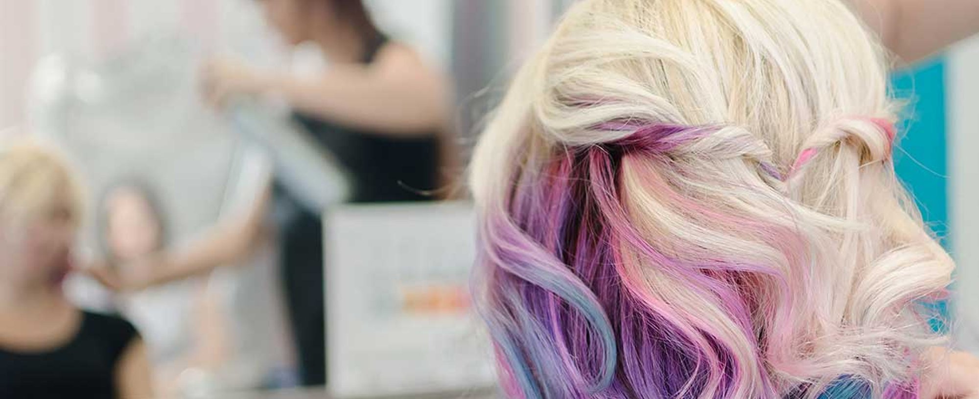 Modelo com cabelo colorido