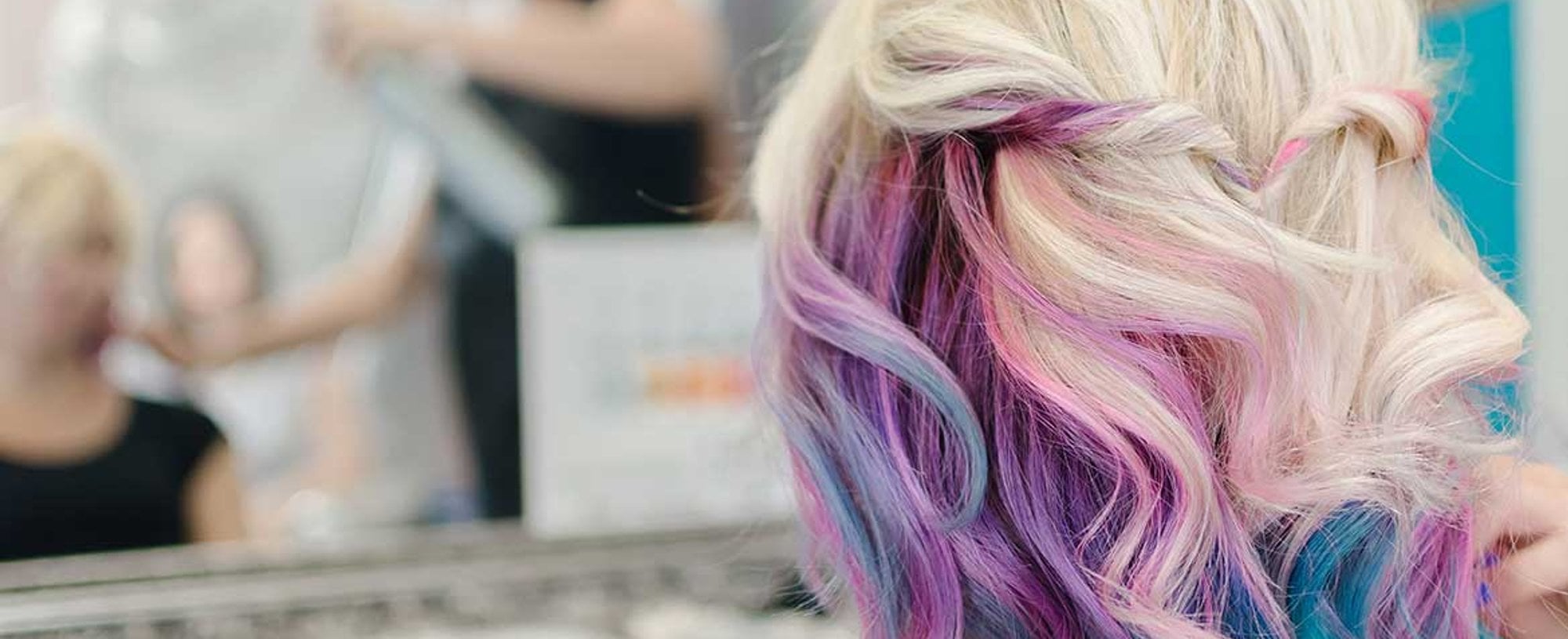 Modelo com cabelo colorido