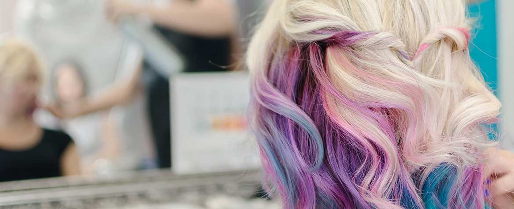 Modelo com cabelo colorido