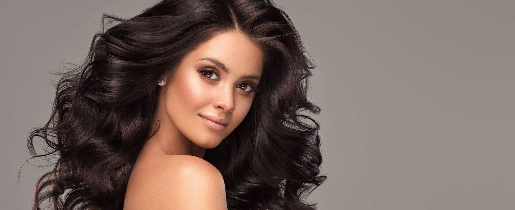 Modelo com cabelo ondulado preto volumoso