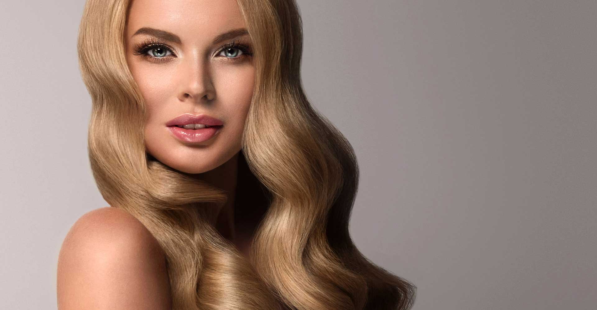 Modelo com longos cabelos loiros levemente ondulados