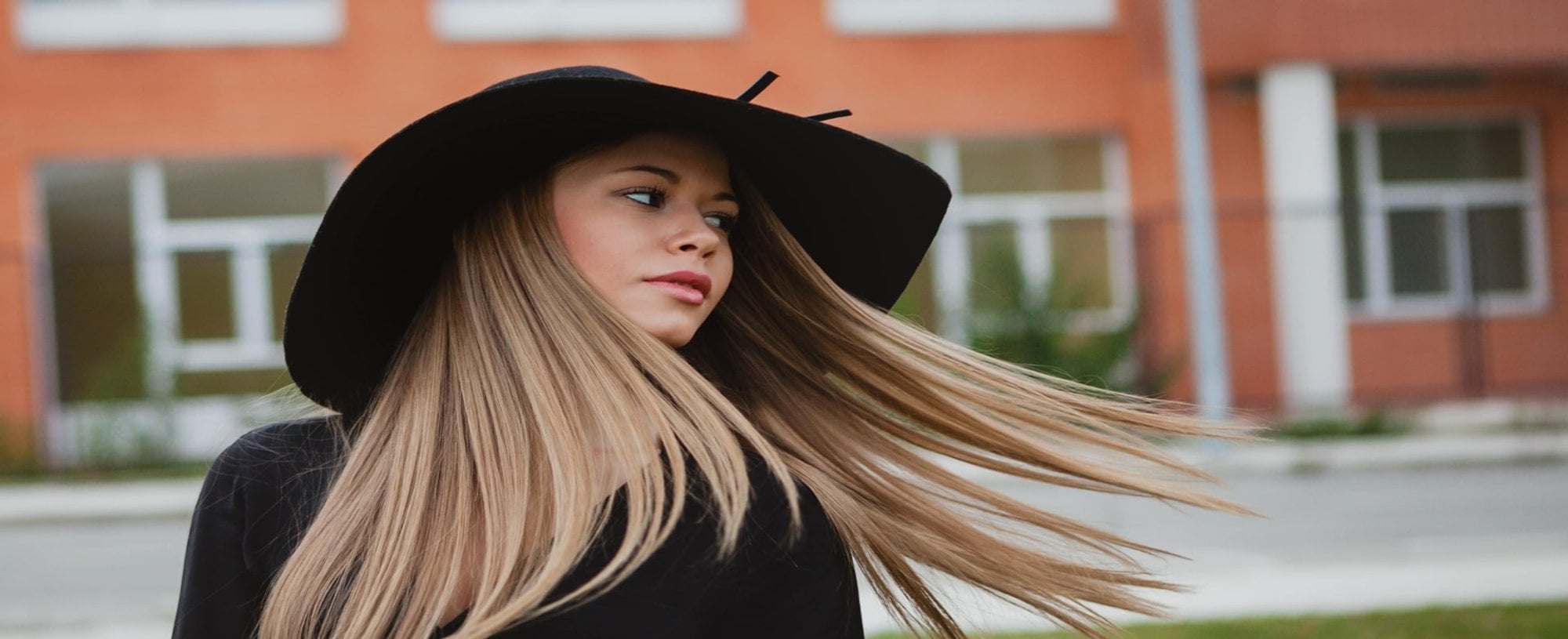 Modelo Loira Com Cabelo Liso E Chapeu Preto