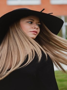 Modelo Loira Com Cabelo Liso E Chapeu Preto