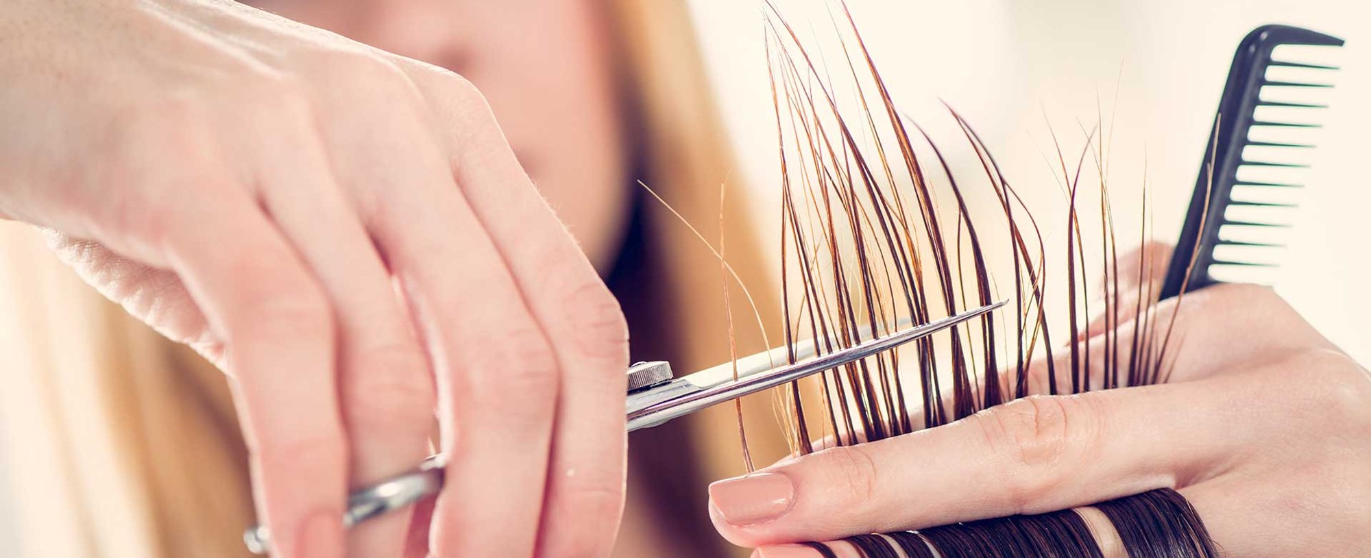 Profissional cortando cabelo com tesoura