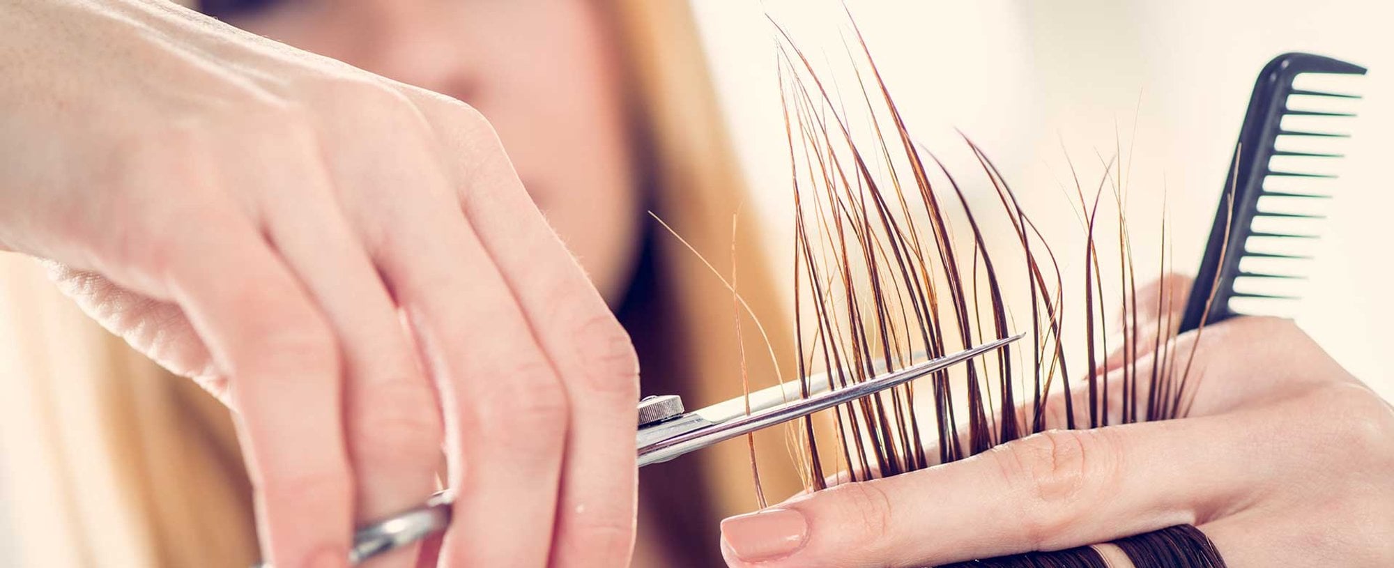 Profissional Cortando Cabelo Com Tesoura