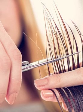 Profissional Cortando Cabelo Com Tesoura
