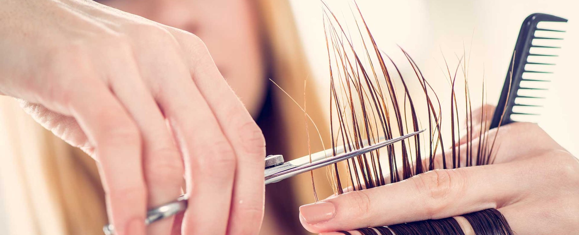 Profissional cortando cabelo com tesoura