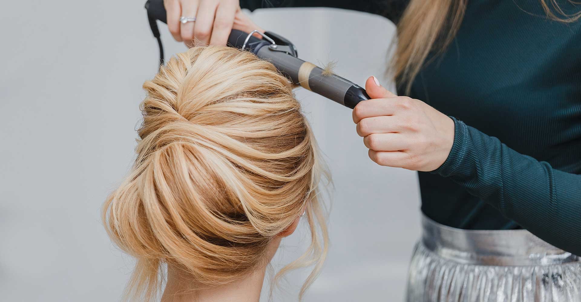 Profissional Passando Chapinha Em Cabelo Loiro