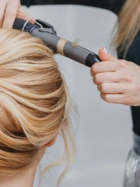 Profissional Passando Chapinha Em Cabelo Loiro