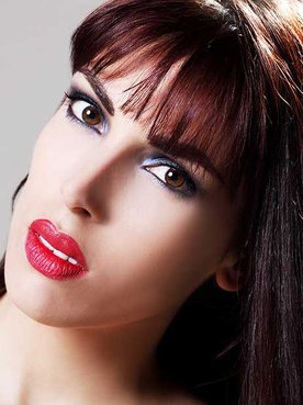 Modelo Com Cabelo Com Franja Vermelho