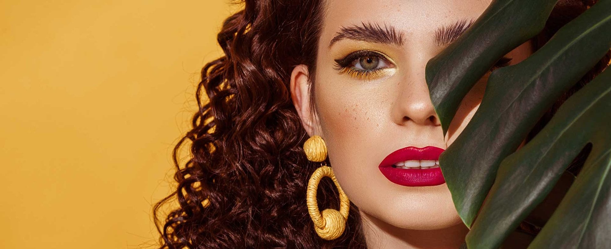 Modelo Com Cabelo Vermelho Forte Cacheado