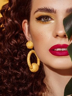 Modelo Com Cabelo Vermelho Forte Cacheado