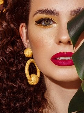 Modelo Com Cabelo Vermelho Forte Cacheado