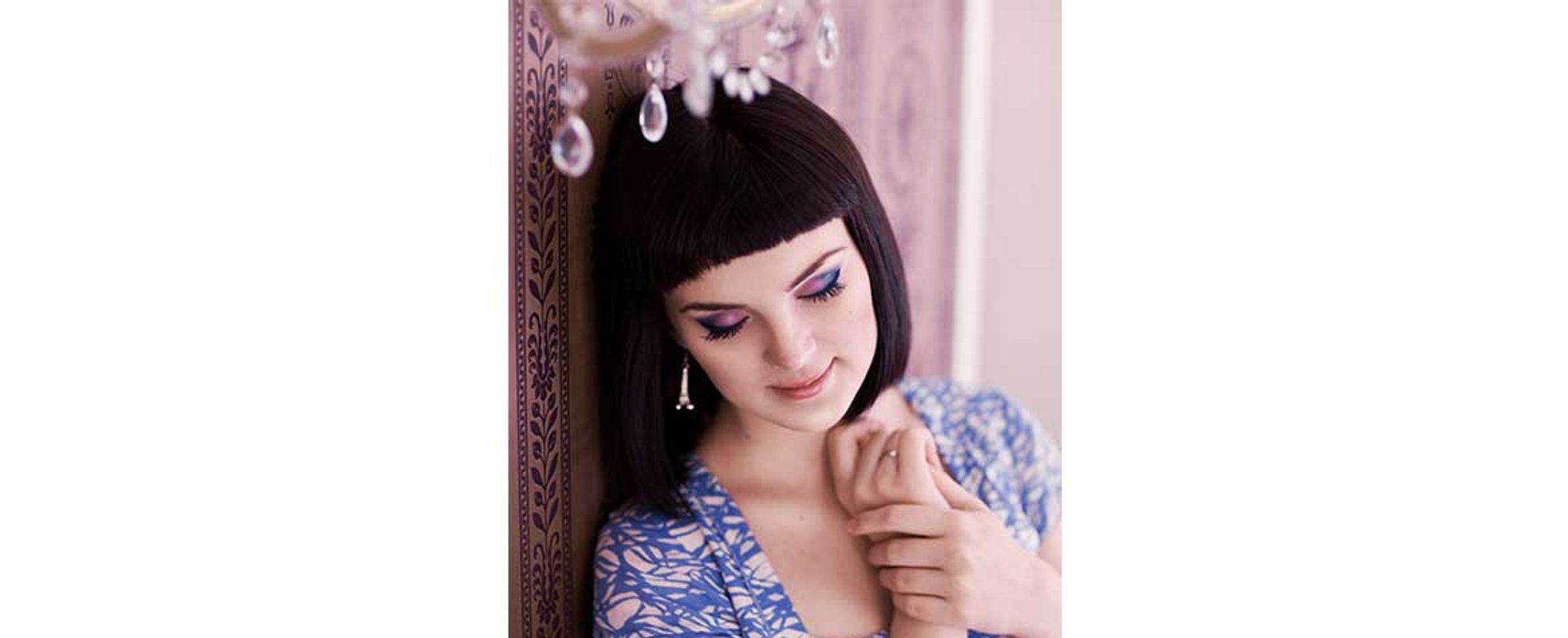 Modelo com cabelo preto e franja