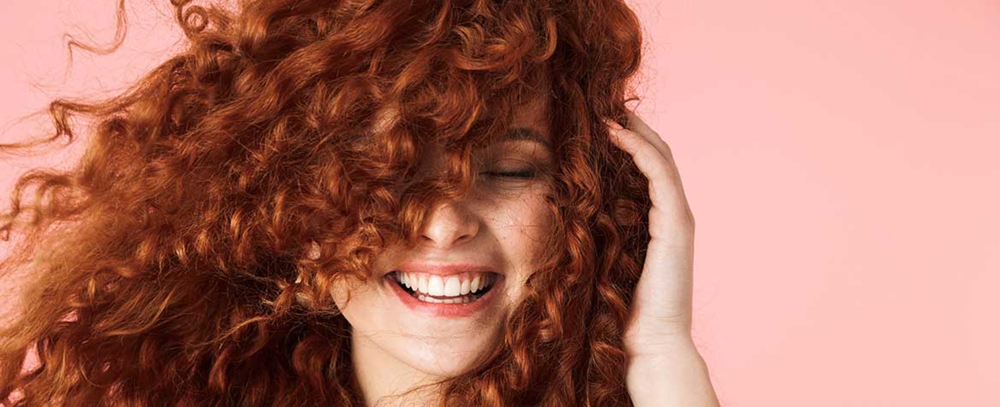 Modelo Com Cabelo Cacheado Ruivo Volumoso