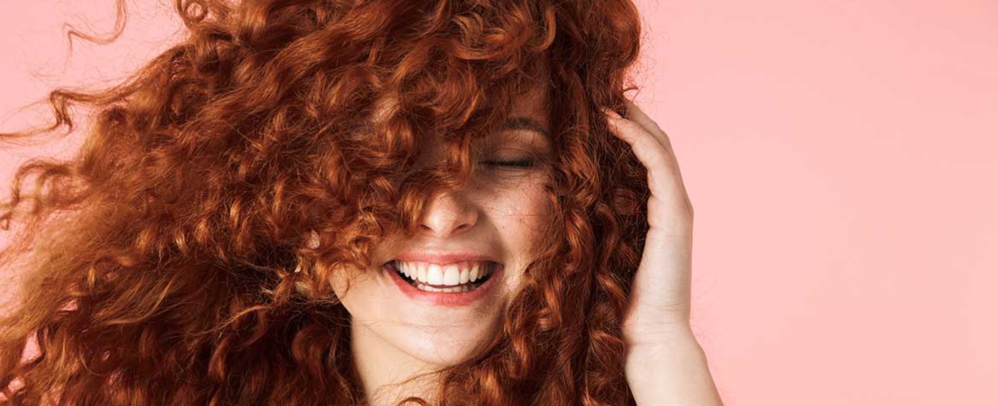 Modelo Com Cabelo Cacheado Ruivo Volumoso