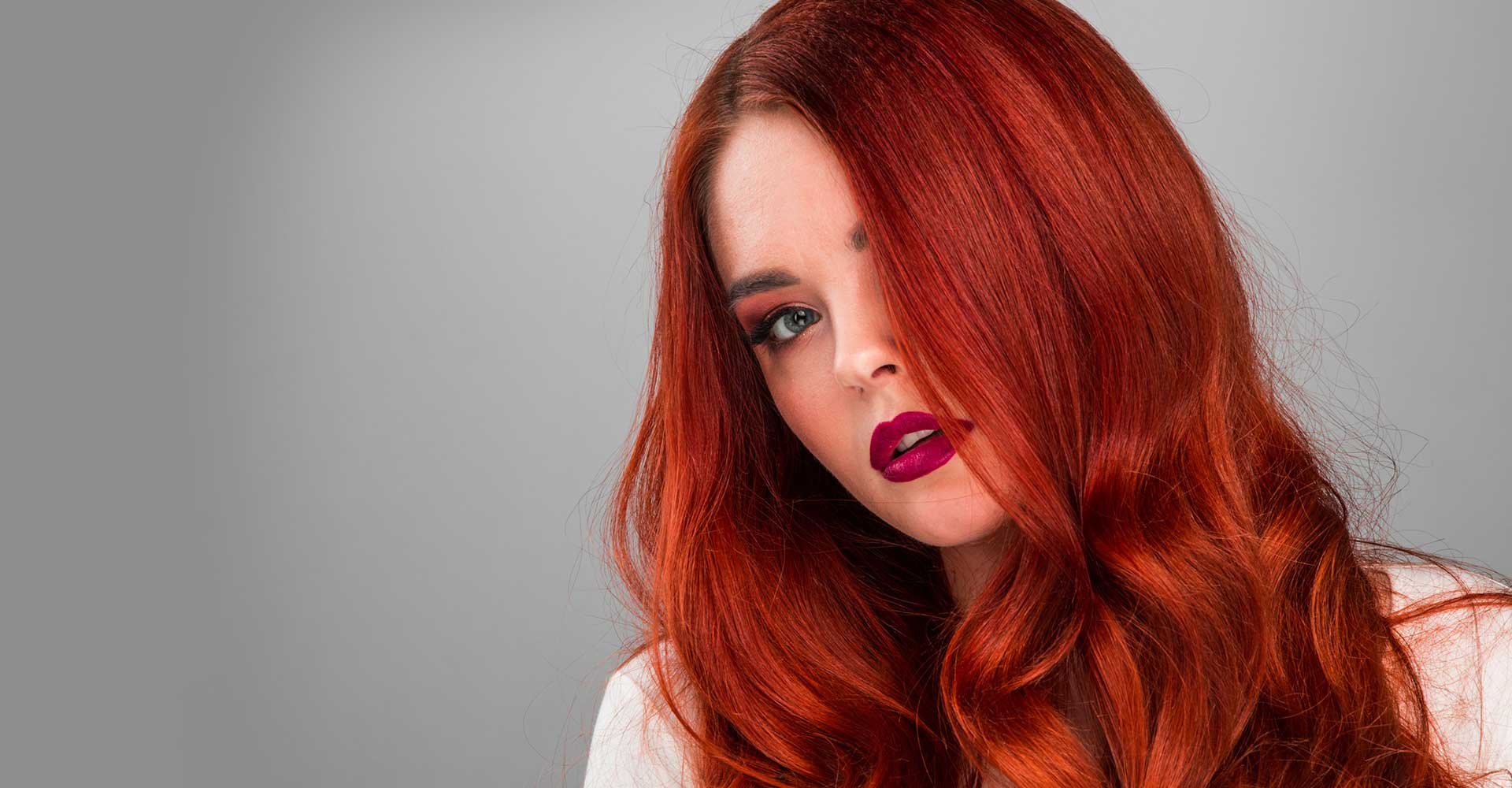 Modelo Ruiva Com Cabelo Longo Levemente Ondulado