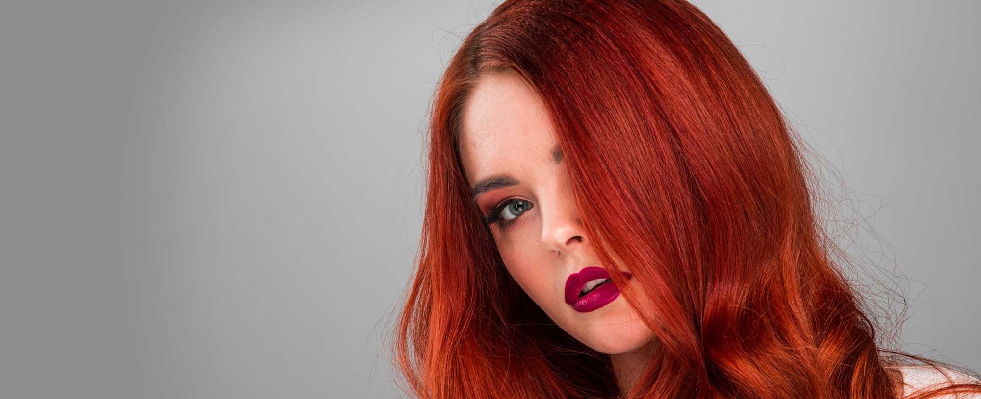 Modelo Ruiva Com Cabelo Longo Levemente Ondulado