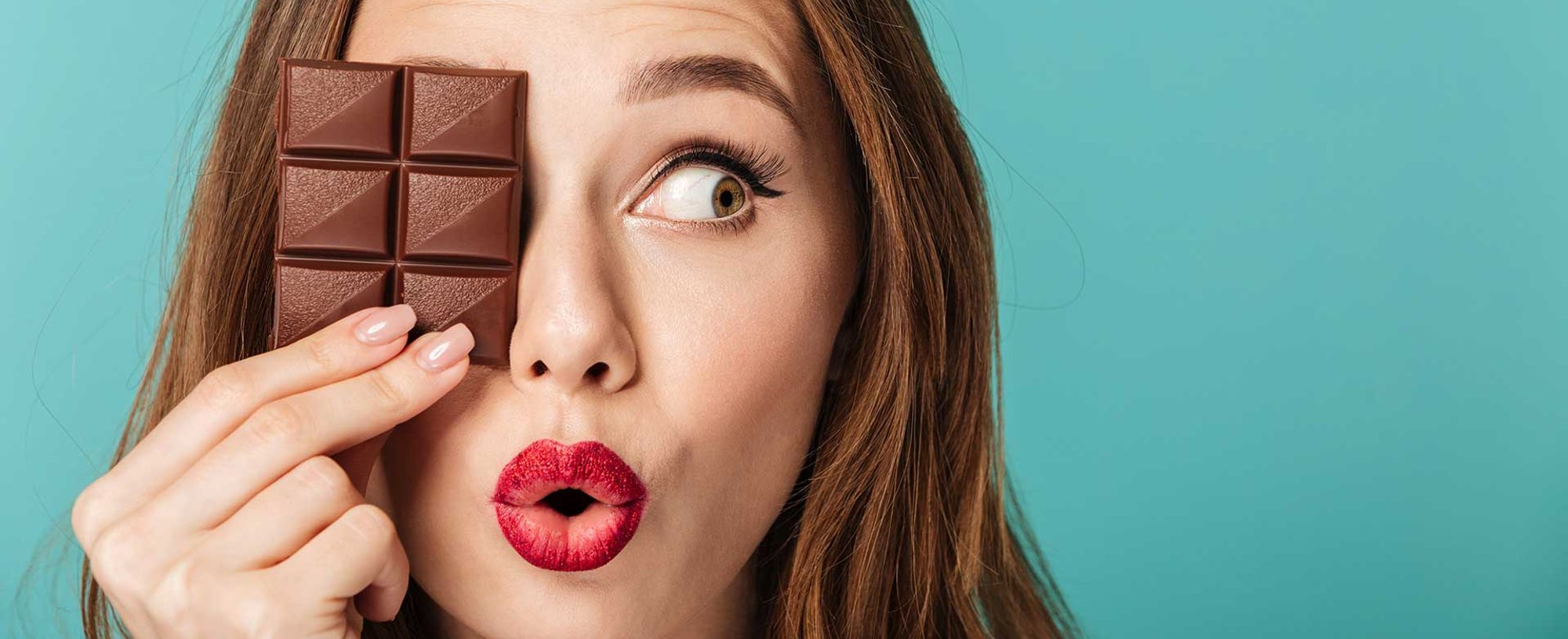 Modelo Com Chocolate De Um Lado Do Rosto