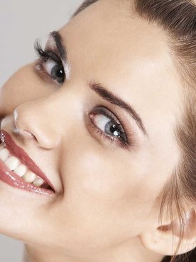 Modelo Com Tranca No Cabelo Loiro