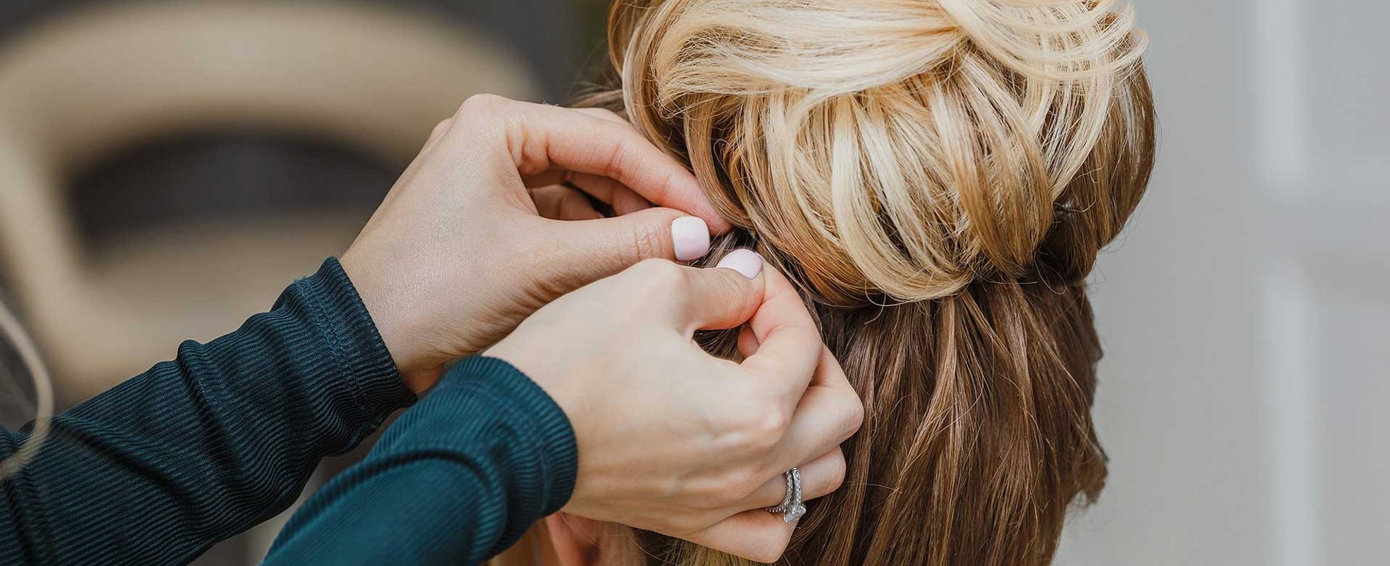 Profissional Fazendo Coque Em Cabelo Loiro