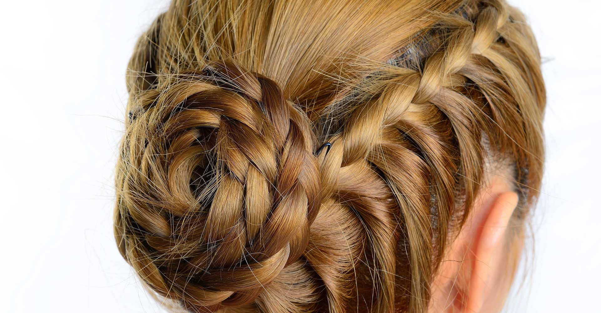 Modelo com cabelo com coque trancado