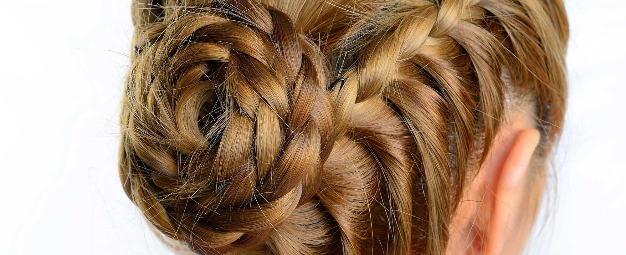 Modelo com cabelo com coque trancado