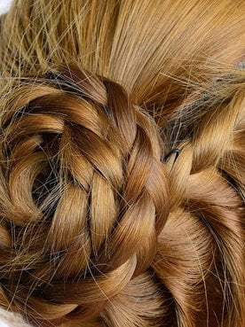 Modelo com cabelo com coque trancado